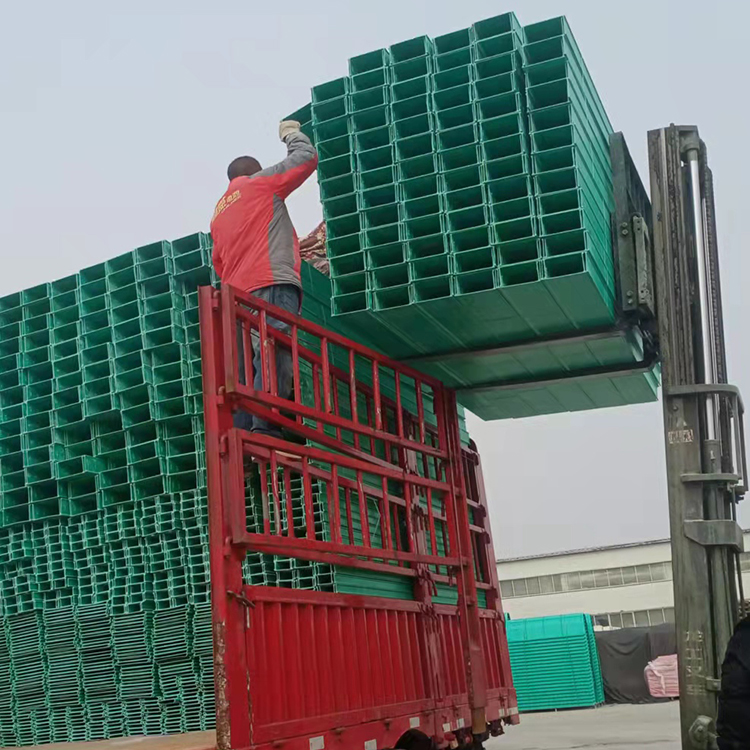 玻璃鋼橋架跟不銹鋼橋架有什么區(qū)別？