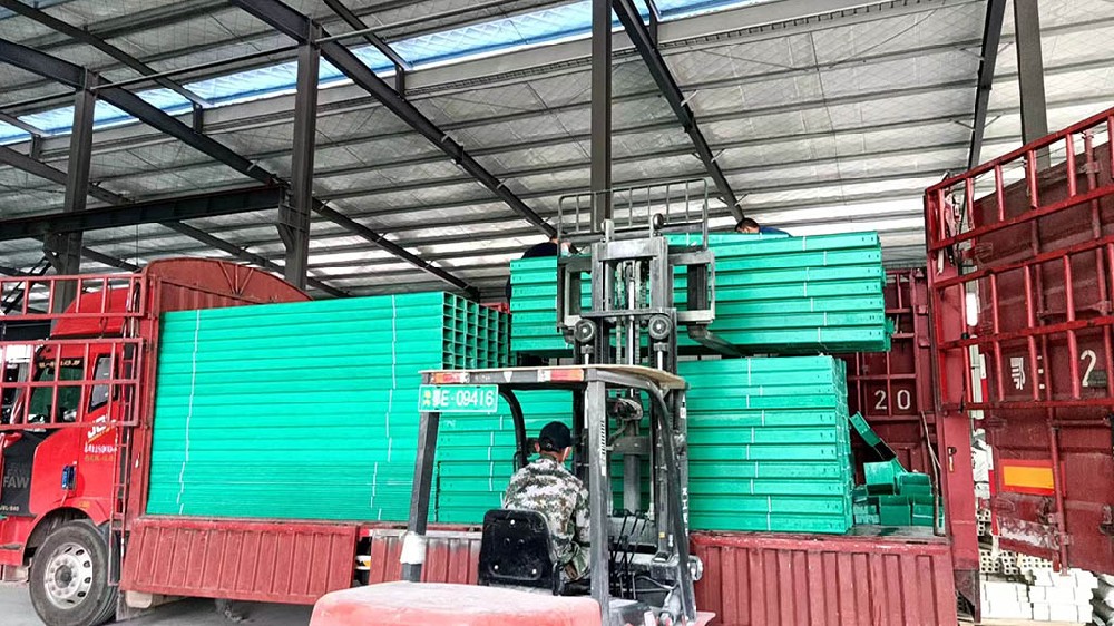 玻璃鋼橋架比熱鍍鋅橋架哪個(gè)好？